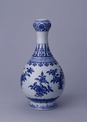 图片[1]-Blue and white garlic bottle with broken branches, flower and fruit patterns-China Archive